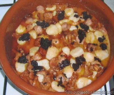 Guisat de botifarra amb bolets , patates i olivada